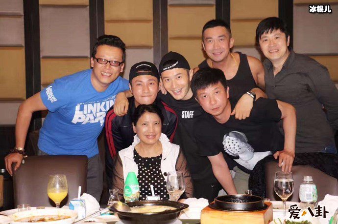 黄晓明和陈坤关系不简单, 毕业20年罕见同框微妙关系!