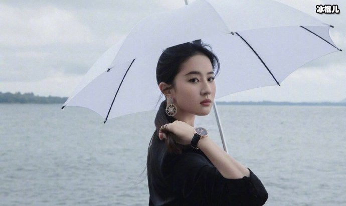 刘亦菲上演西装杀 网友纷纷评论自攻自受