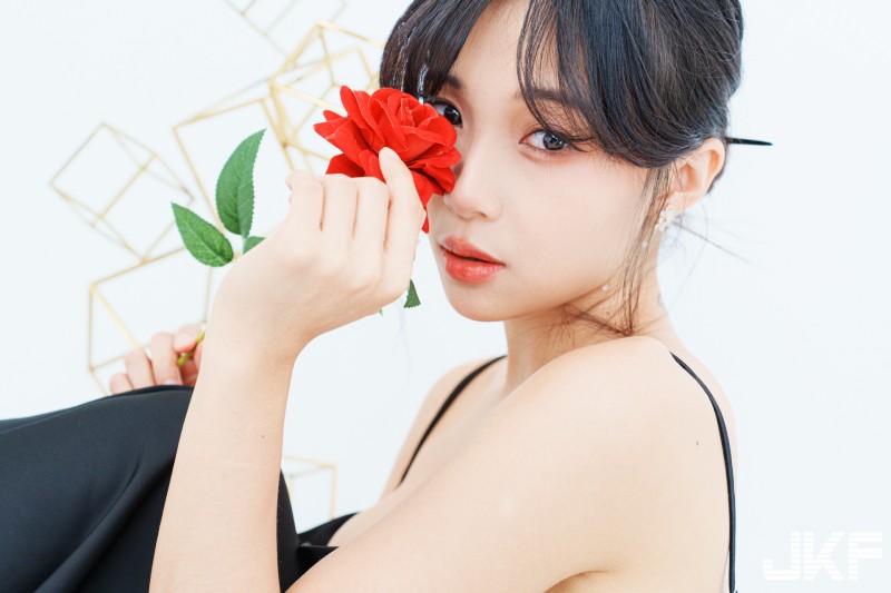 甜美正妹「安然」細肩帶低胸挑逗，「誘惑好曲線」超級顯眼！