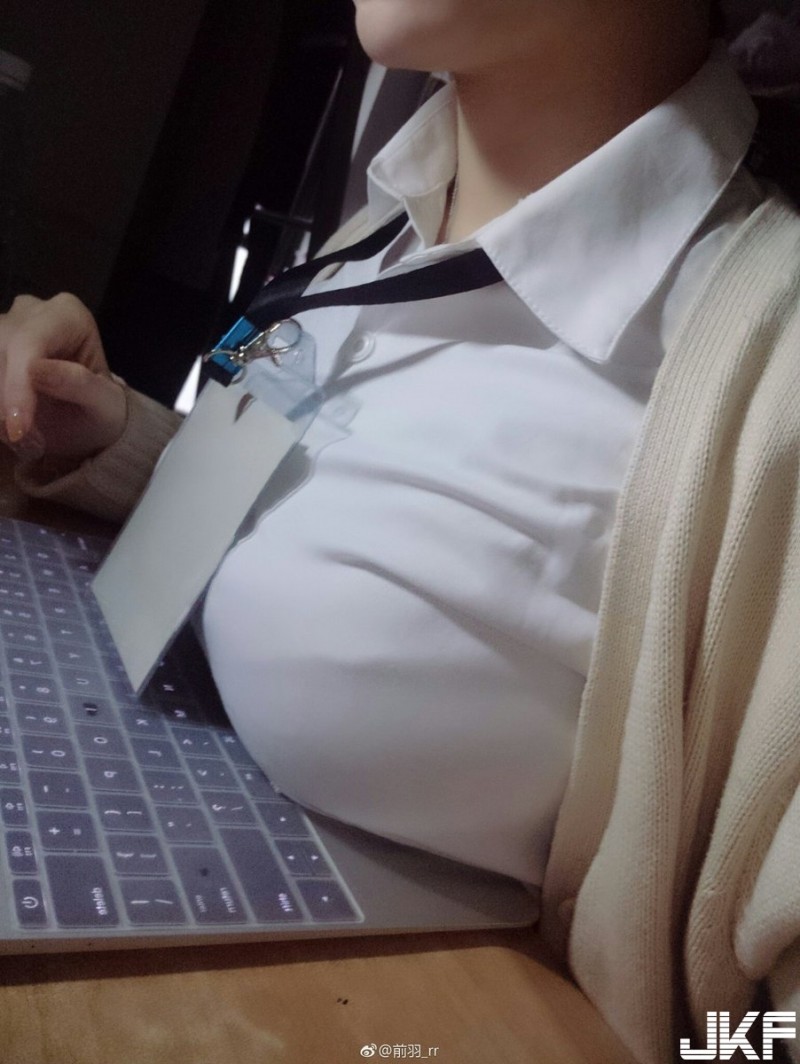好胸！壞脾氣正妹「乳壓鍵盤」放好放滿，看得我都要喘不過氣了&#8230;.
