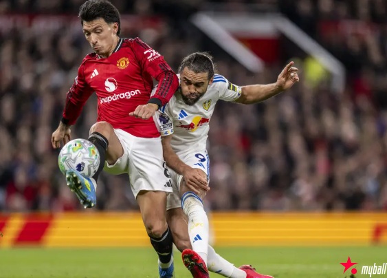 英超-十人曼联遭争议判罚1-2利兹联,利马拉拽头发直红离场,大发体育助力你的致富之路!